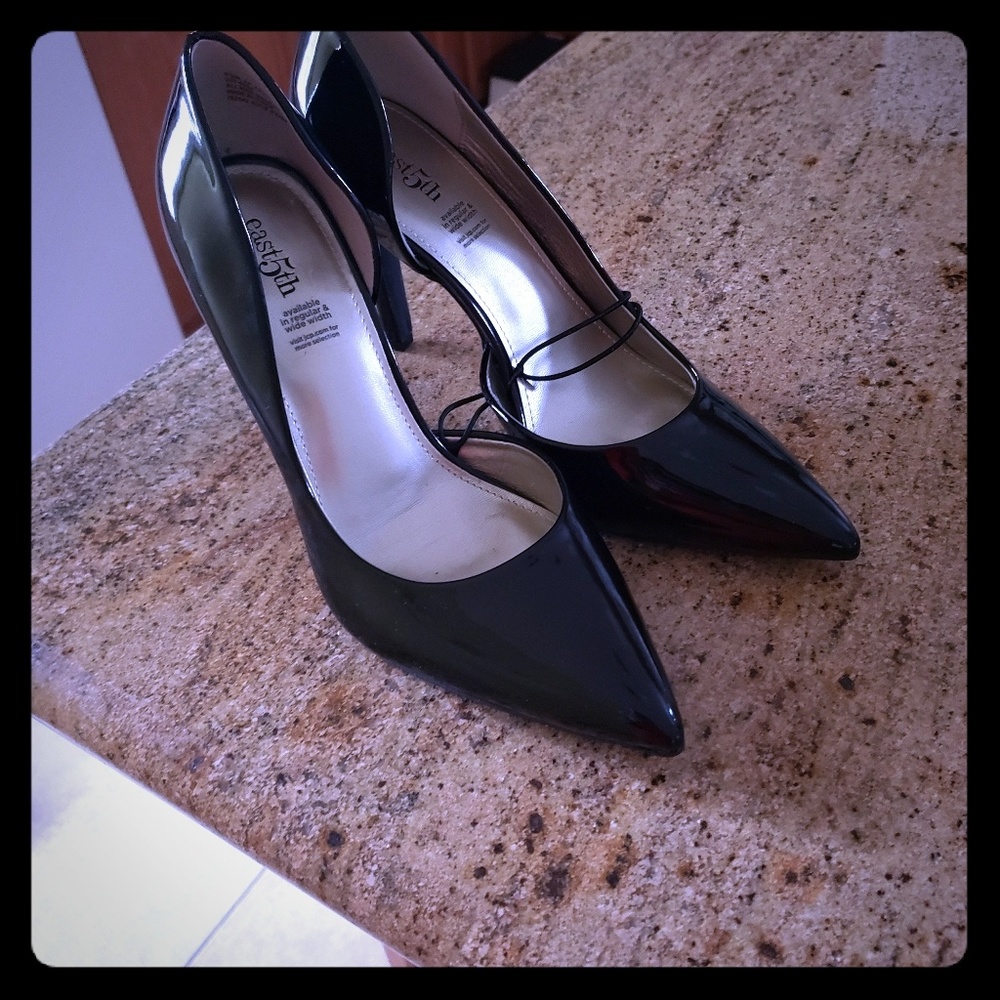 Black pumps